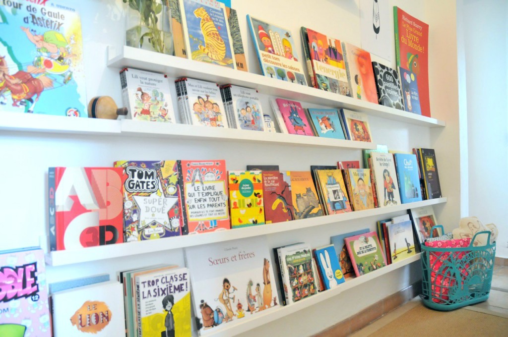 UN MUR DE LIVRES, LA BIBLIOTHÈQUE DES ENFANTS - Ritalechat